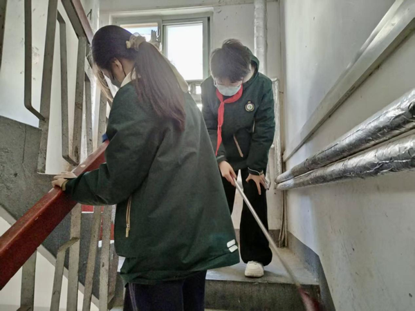 学子化身“社区小管家” (3)